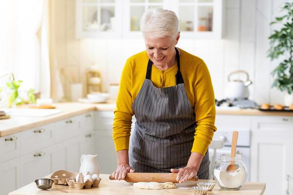 Abuela amasando