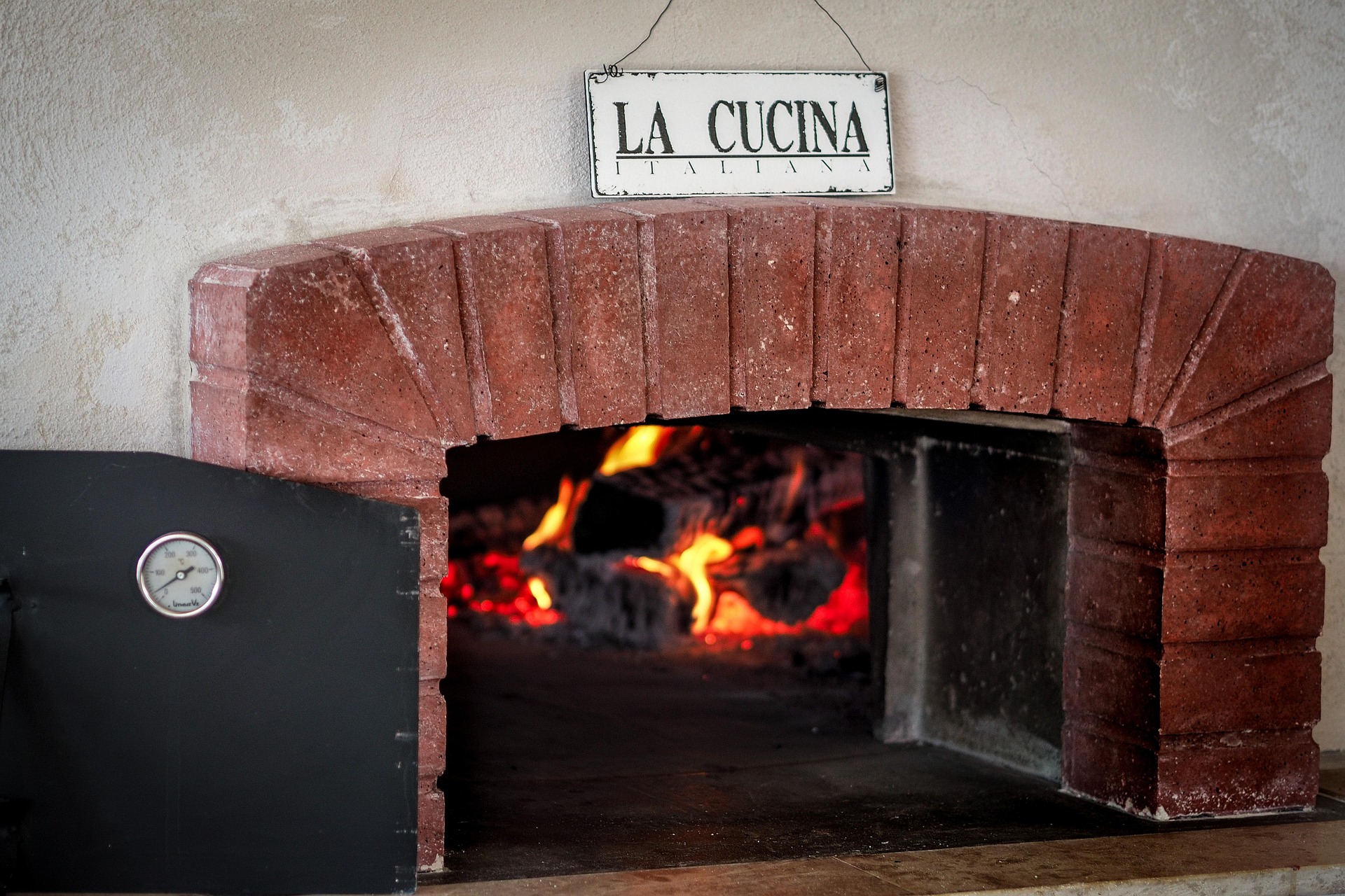 Cocinero preparando pizza